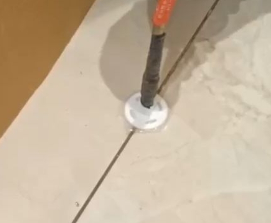 江华瓷砖空鼓维修公司专业解答瓷砖在铺贴过程中，如果没有涂抹均匀到位的粘结材料（如水泥砂浆或瓷砖胶），可能会导致以下问题