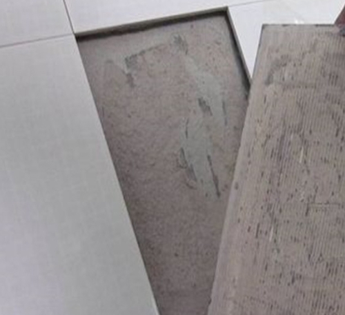 江华瓷砖空鼓维修公司分享瓷砖铺贴时如果打浆（即涂抹在瓷砖背面和基层上的砂浆或瓷砖胶）过少，会带来以下问题